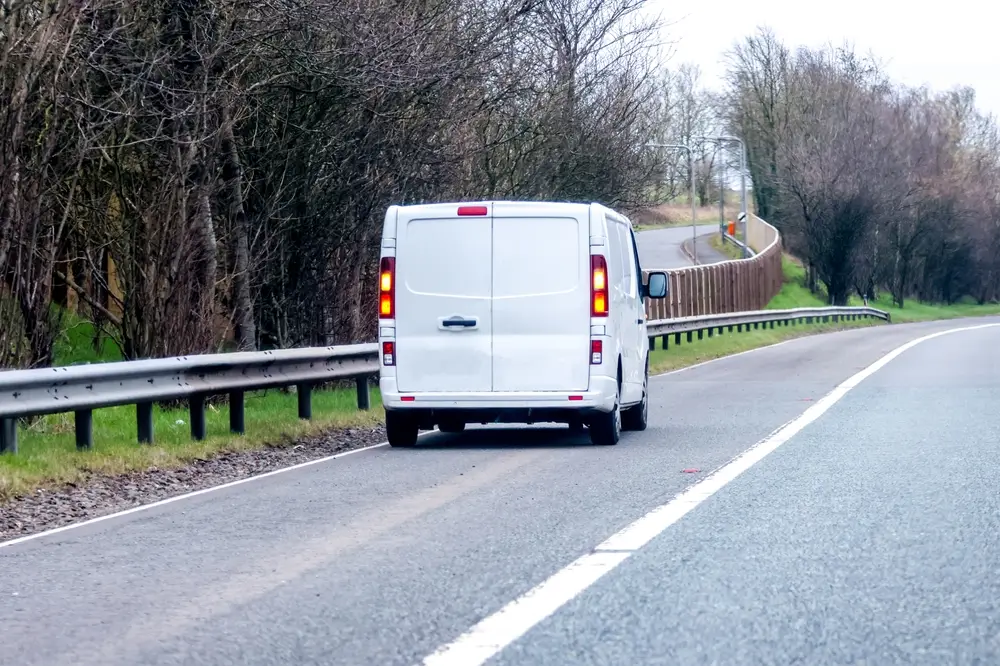 reasons:
To provide a safe refuge for drivers whose vehicles break down.
To give emergency services access to incidents when traffic is stationary.
These principles still apply today, although the way the hard shoulder is used has changed with the rise of smart motorways.